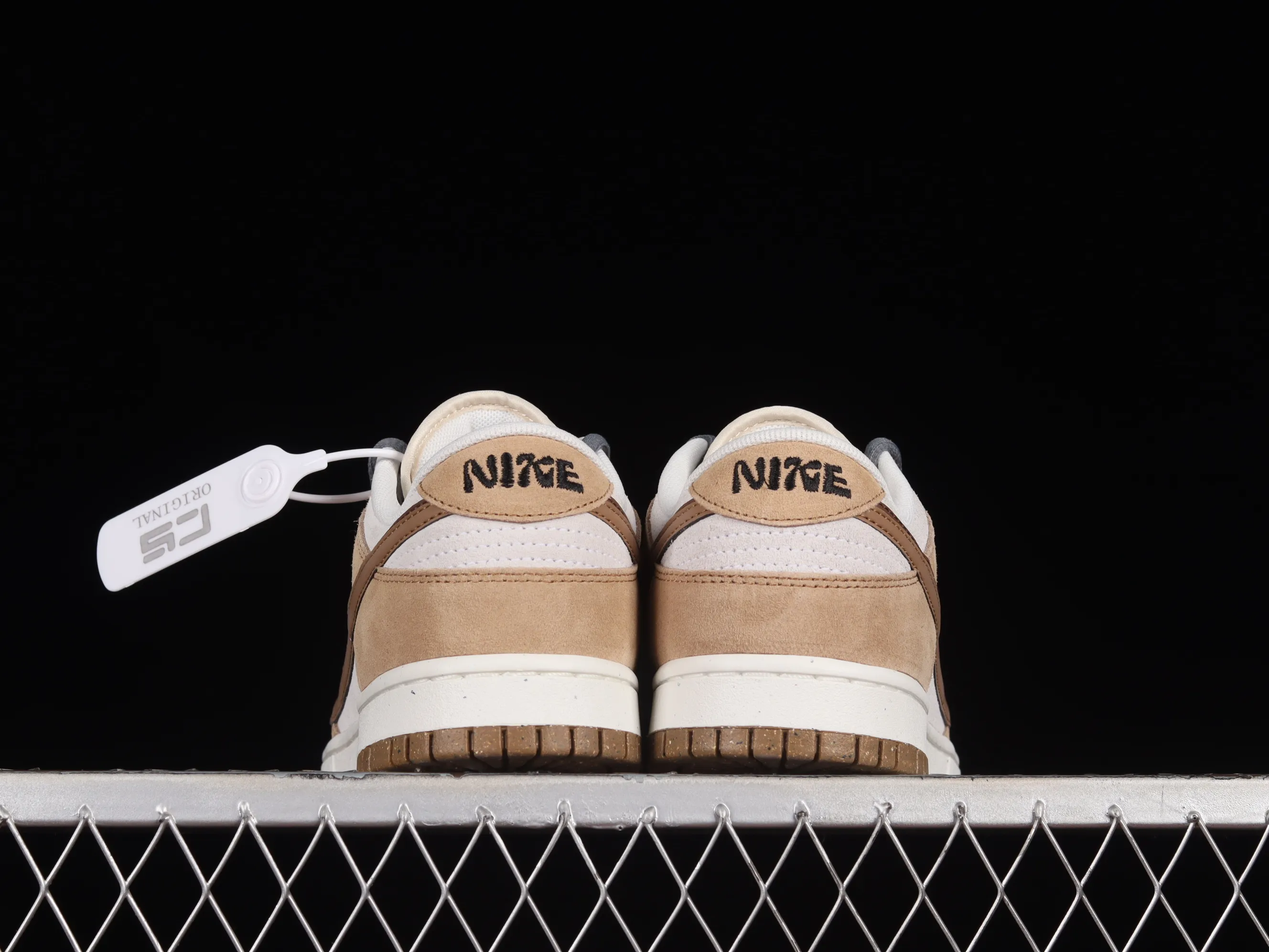 All Categories Nk SB Dunk Series Nk SB Dunk Low Low-top sneakers Nk SB Dunk Low "85" Khaki brown double hook SB low-top sports and leisure sneakers DO9457-115